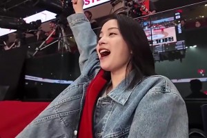 日本人气演员广濑铃为日本男篮加油，中国男篮罚球时被她尖叫干扰